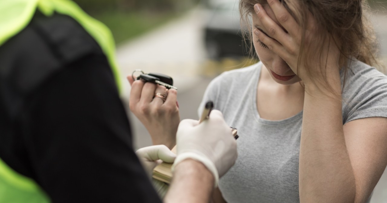 Posiadanie ważnej polisy OC to obowiązek każdego kierowcy /123RF/PICSEL