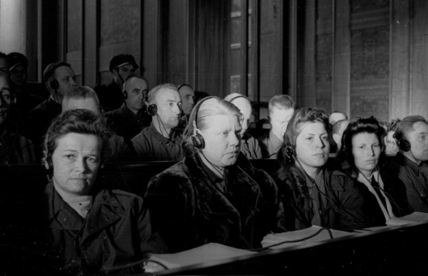 Posiedzenie Najwyższego Trybunału Narodowego w sali Muzeum Narodowego w Krakowie 24 listopada 1947 roku. Pierwszy dzień rozprawy przeciwko 40 zbrodniarzom hitlerowskim z SS, członkom załogi niemieckiego obozu zagłady w Auschwitz-Birkenau (Oświęcim- Brzezinka). Nz. w ławie oskarżonych dozorczynie obozu: T. Brandl (1L), Alice Orlowski (2L), Luise Danz (3L), Hildegard Lächert (4L). /CAF /PAP