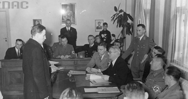 Posiedzenie niemieckiej volkslisty w Toruniu. Wśród gości obecny minister propagandy III Rzeszy Josef Goebbels (pierwszy z prawej) /Z archiwum Narodowego Archiwum Cyfrowego