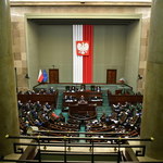 Posiedzenie Sejmu. Morawiecki: Będziemy bezwzględnie egzekwować obostrzenia poprzez nasze służby mundurowe 