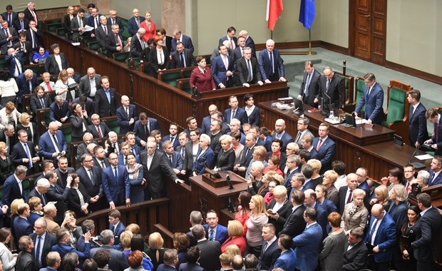 Posiedzenie Sejmu trwało półtorej minuty. Posłowie PO wciąż na sali plenarnej