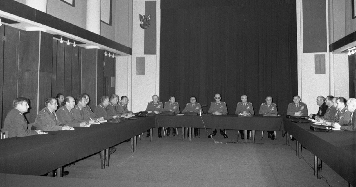 Posiedzenie Wojskowej Rady Ocalenia Narodowego pod przewodnictwem gen. Wojciecha Jaruzelskiego. Warszawa, 14 grudnia 1981 roku /Wikimedia