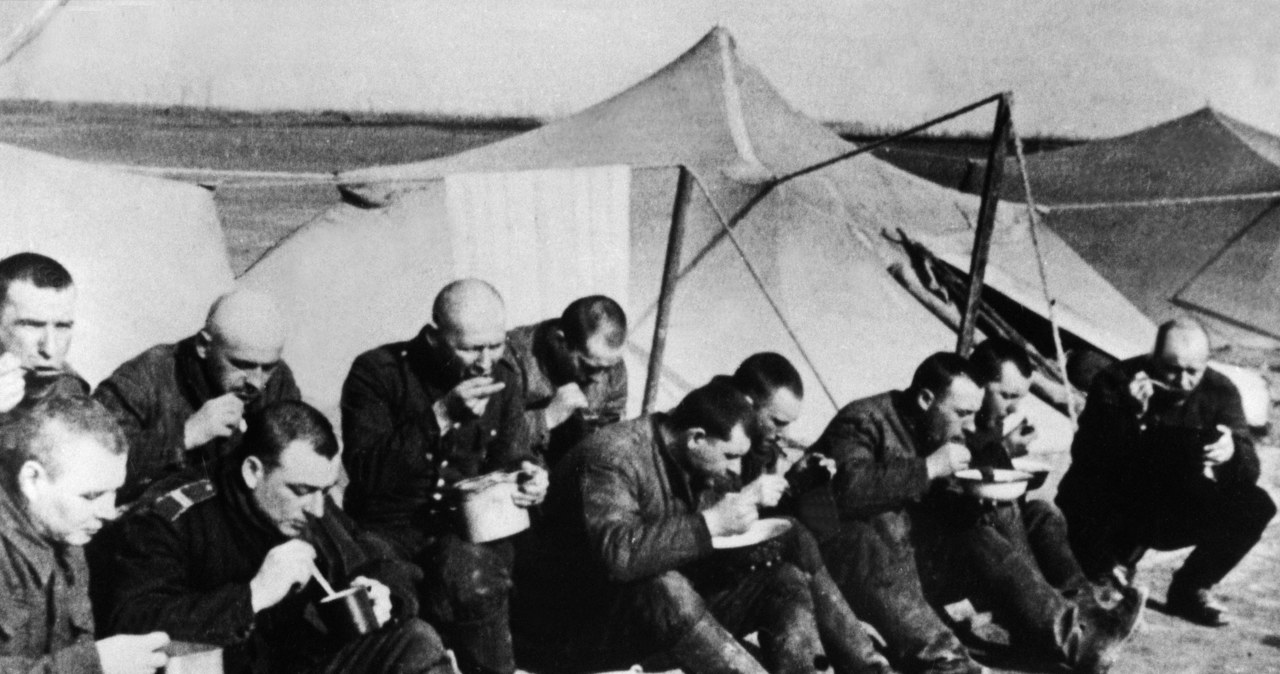 Posiłek żołnierzy-tułaczy, którym udało się dotrzeć do obozu Armii Polskiej w ZSRR /Archiwum autora