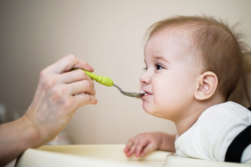 Posiłki dla niemowlaka powinny być odpowiednio zbalansowane /123RF/PICSEL