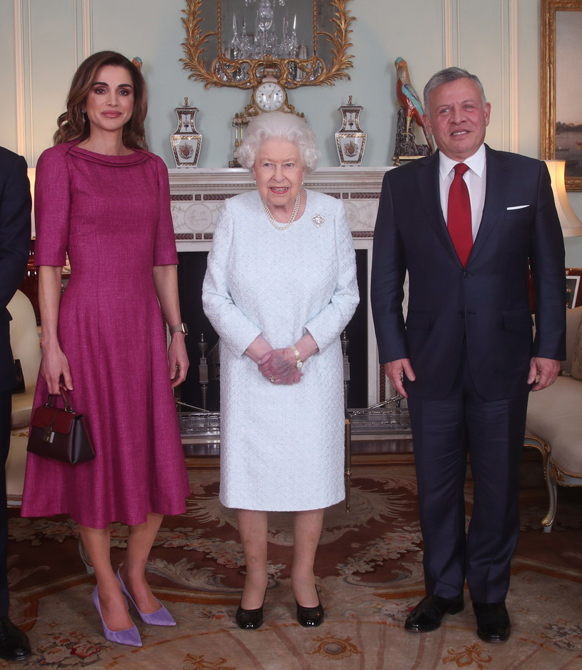 Posiniaczone i opuchnięte dłonie królowej często budziły niepokój wśród poddanych /Getty Images