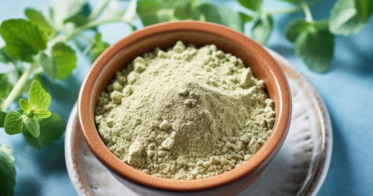 Poskrom trądzik zieloną glinką i przywróć cerze świeży mat /123RF/PICSEL                 /123RF/PICSEL