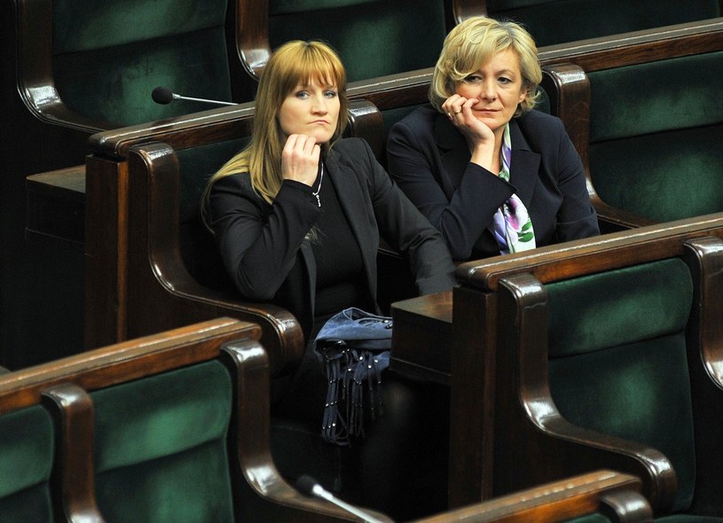 Posłanka Ewa Drozd (z prawej) do końca kadencji sejmu będzie musiała latać samolotem /Piotr Blawicki /East News