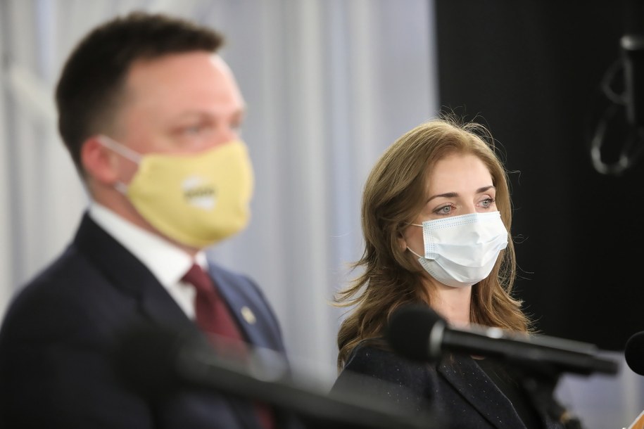 Posłanka Joanna Mucha i prezes Stowarzyszenia Polska 2050 Szymon Hołownia podczas konferencji prasowej w Sejmie /Wojciech Olkusnik  /PAP