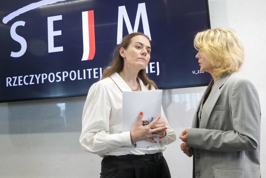 Posłanka KO Monika Rosa (z prawej) oraz wiceminister sprawiedliwości Maria Ejchart na posiedzeniu sejmowej Komisji ds. dzieci i młodzieży w Sejmie. /Tomasz Gzell /PAP