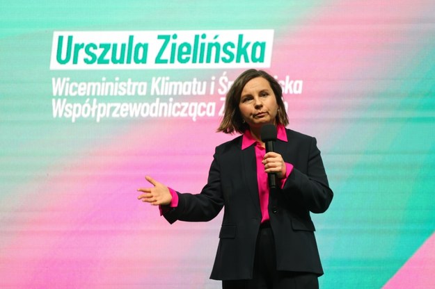 Posłanka KO Urszula Zielińska podczas Konwencji Samorządowej otwierającej XVII Kongres Partii Zieloni w siedzibie Łódzkiej Specjalnej Strefy Ekonomicznej /Marian Zubrzycki /PAP
