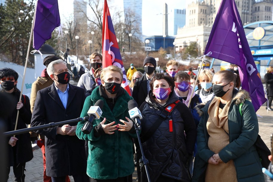 Posłanka Lewicy Joanna Scheuring-Wielgus (3L), europoseł Robert Biedroń (2L), radna Warszawy Agata Diduszko-Zyglewska (2P) oraz posłanka Lewicy Paulina Piechna-Więckiewicz (P) podczas konferencji prasowej i zbiórki podpisów /Rafał Guz /PAP