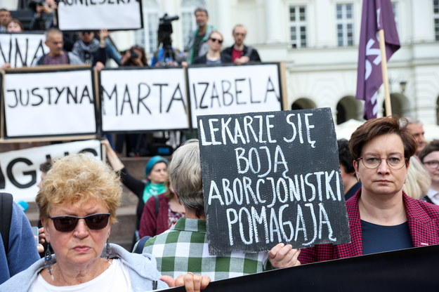 Posłanka Lewicy Monika Falej (P) podczas protestu w Warszawie / 	Rafał Guz    /PAP