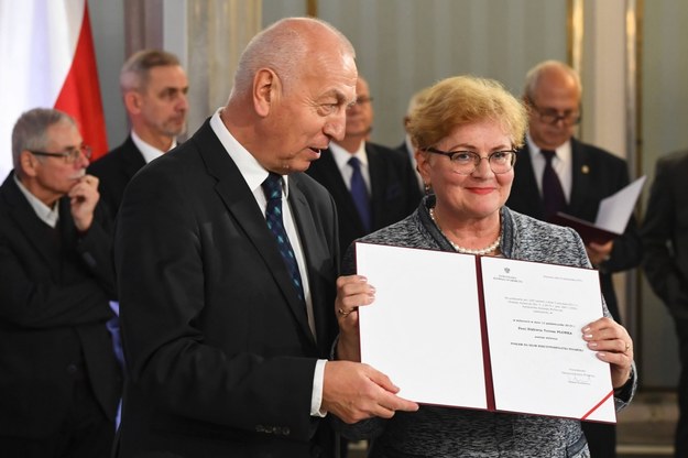 Posłanka PiS na Sejm IX kadencji Elżbieta Płonka (P) oraz przewodniczący PKW Wiesław Kozielewicz , podczas uroczystości wręczenia posłom nowej kadencji zaświadczeń o wyborze / 	Radek Pietruszka   /PAP