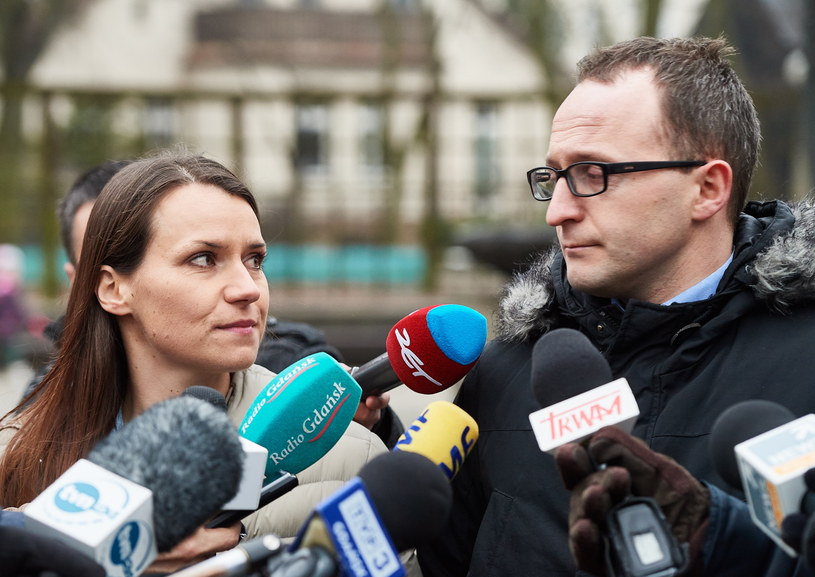 Posłanka PO Agnieszka Pomaska oraz wiceprezydent Sopotu Marcin Skwierawski podczas briefingu dot. sierot z Aleppo /Adam Warżawa /PAP