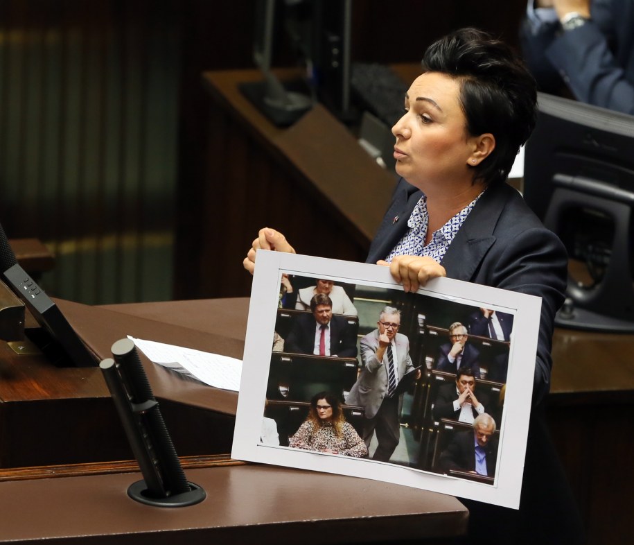 Posłanka PO Monika Wielichowska prezentuje z mównicy zdjęcie z nocnej debaty, na którym poseł PiS Piotr Pyzik pokazuje obraźliwy gest /Tomasz Gzell    /PAP