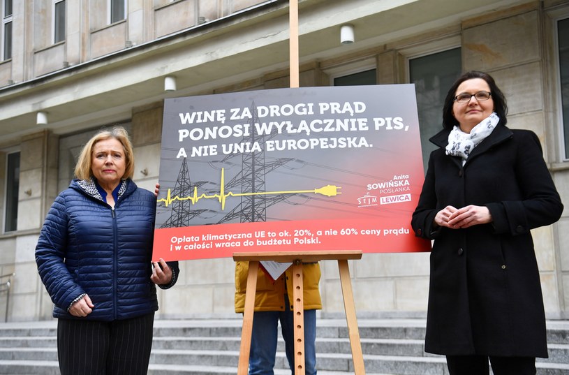 Posłanki Lewicy Anita Sowińska (P) i Wanda Nowicka (L) podczas konferencji prasowej pt. "Kto stoi za kłamliwą kampanią dotyczącą cen prądu?" /PAP