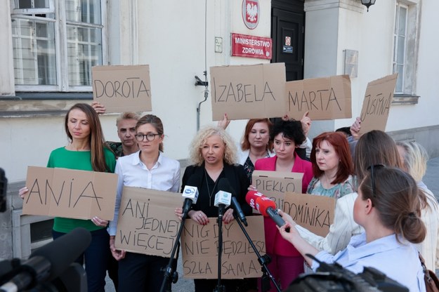 Posłanki Lewicy podczas protestu przed Ministerstwem Zdrowia w Warszawie /Szymon Pulcyn /PAP