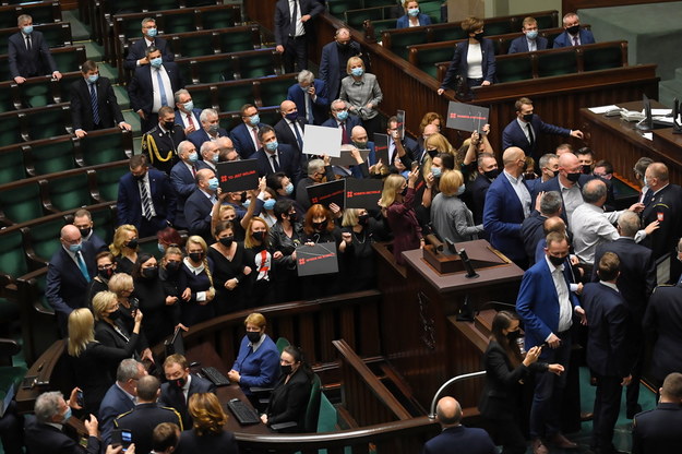 Posłanki opozycji blokują ławy PiS na sali obrad Sejmu /Piotr Nowak /PAP