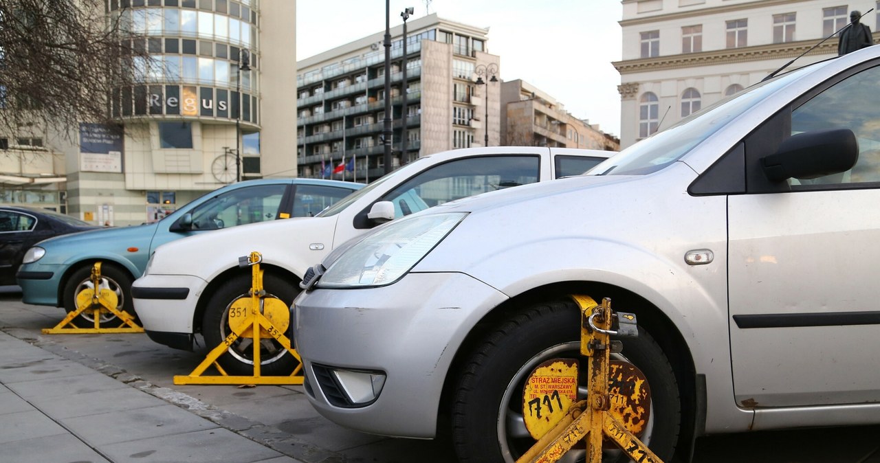 Posłowie chcą zaostrzenia kar za nielegalne parkowanie. Postulują o zmiany w taryfikatorze i wprowadzenia przepisów o recydywie /Mariusz Grzelak /East News