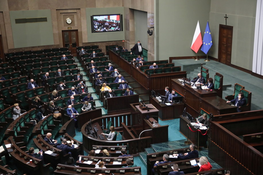 Posłowie rozmawiają o wotum nieufności wobec wicepremiera Jarosława Kaczyńskiego / Wojciech Olkuśnik / PAP