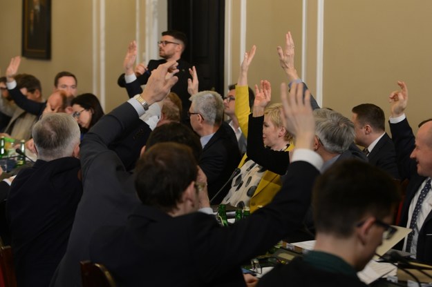Posłowie głosują podczas posiedzenia komisji sprawiedliwości i praw człowieka /Jakub Kamiński   /PAP