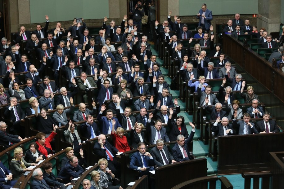 Posłowie głosujący ws. referendum /Leszek Szymański /PAP