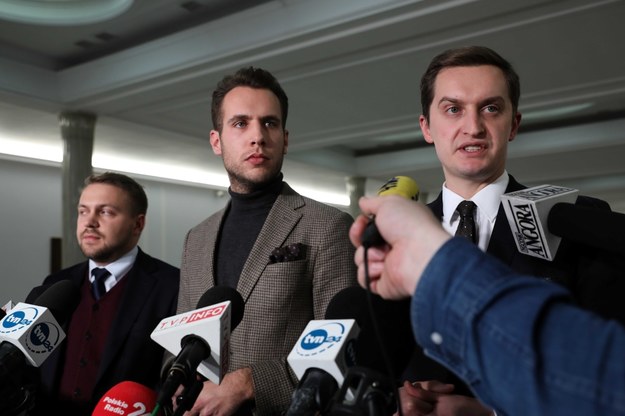 Posłowie Jacek Ozdoba, Jan Kanthak i Sebastian Kaleta podczas konferencji prasowej w Sejmie /Leszek Szymański /PAP