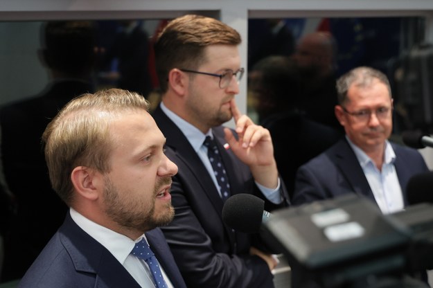 Posłowie Jacek Ozdoba (L) i Andrzej Śliwka (C) w siedzibie Ministerstwa Obrony Narodowej w Warszawie podczas konferencji prasowej wicepremiera, szefa MON Władysława Kosiniaka-Kamysza /Paweł Supernak /PAP