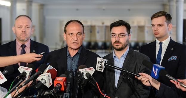 Posłowie Kukiz'15: Paweł Kukiz (2L), Stanisław Tyszka (2P), Jakub Kulesza (P) i Jerzy Kozłowski (L) /PAP