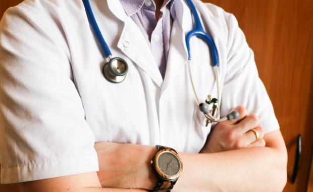 Posłowie-lekarze głosujący za dowolnością szczepień mogą zostać usunięci z zawodu