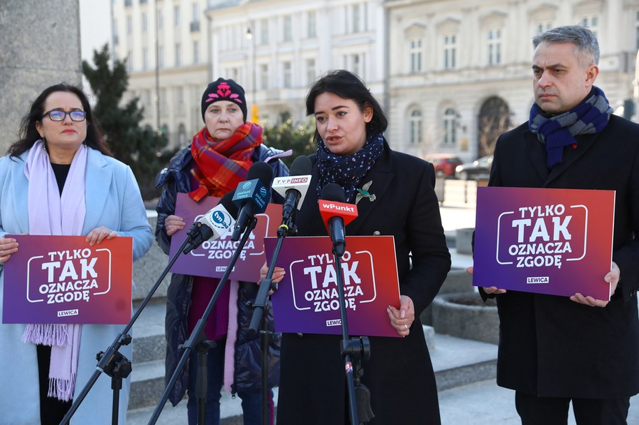 Posłowie Lewicy: Anita Kucharska-Dziedzic. Anna Maria Żukowska i Krzysztof Gawkowski  oraz Joanna Piotrowska z Feminoteki /Rafał Guz /PAP