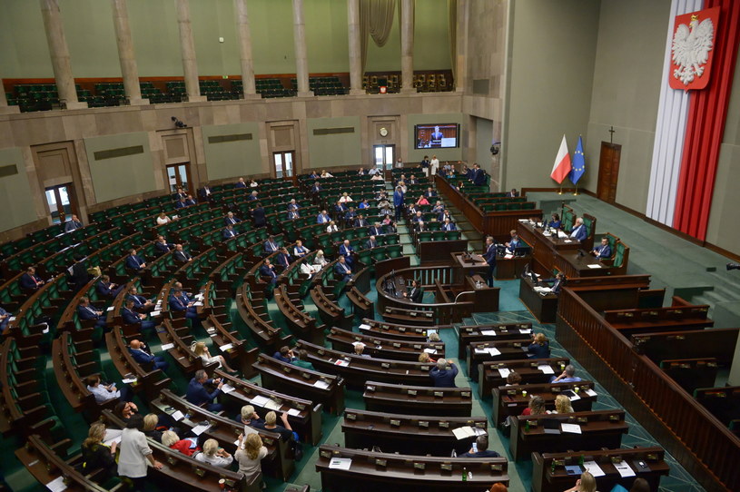 Posłowie na sali obrad podczas posiedzenia Sejmu w Warszawie (15.07.2020) / 	Marcin Obara  /PAP