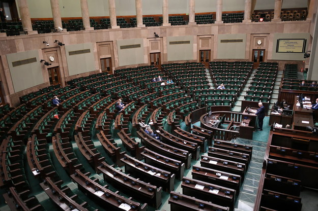 Posłowie na sali obrad podczas posiedzenia Sejmu w Warszawie / 	Marcin Obara  /PAP
