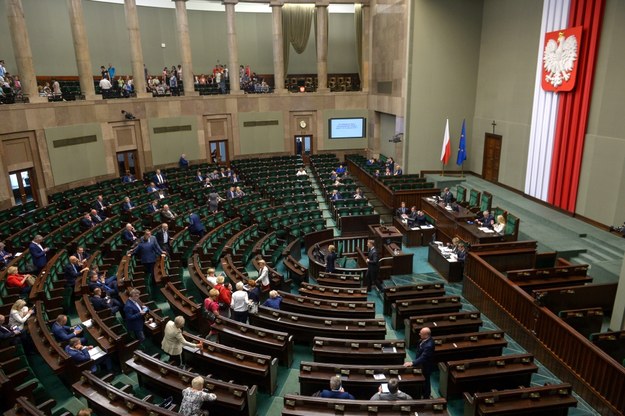 Posłowie na sali obrad podczas posiedzenia Sejmu /Marcin Obara /PAP