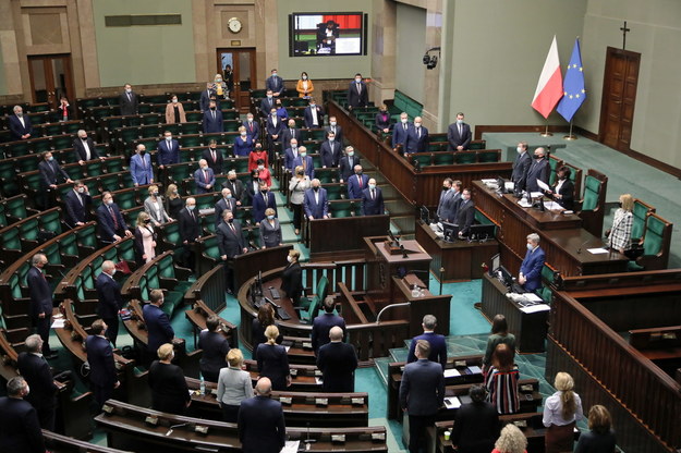 Posłowie na sali obrad podczas uczczenia 10. rocznicy zabójstwa Jolanty Brzeskiej /Wojciech Olkuśnik /PAP