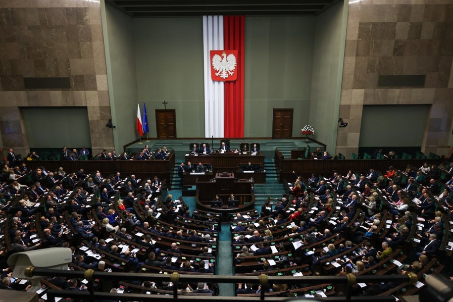 Posłowie na sali obrad; Sejm uchwalił nowelizację nowelizację ustawy o Krajowej Radzie Sądownictwa /Albert Zawada /PAP