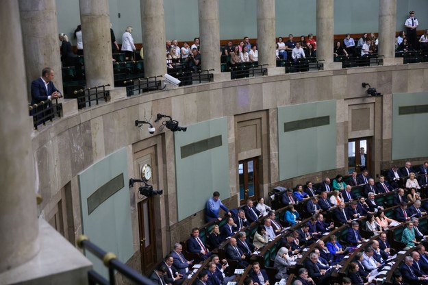 Posłowie na sali obrad Sejmu. Na galerii lider PO Donald Tusk / 	Leszek Szymański    /PAP