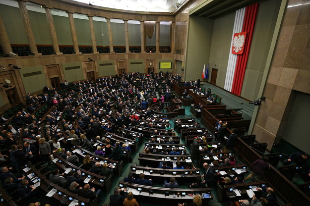 Posłowie na sali obrad Sejmu w Warszawie podczas bloku wieczornych głosowań /PAP