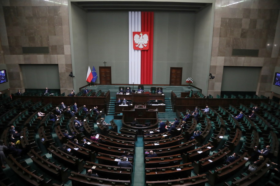 Posłowie na sali obrad Sejmu w Warszawie /Wojciech Olkuśnik /PAP