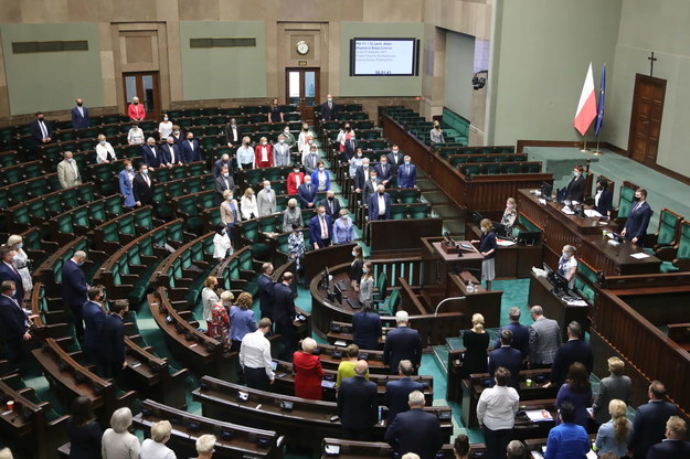 Posłowie na sali obrad Sejmu w Warszawie /Wojciech Olkuśnik /PAP