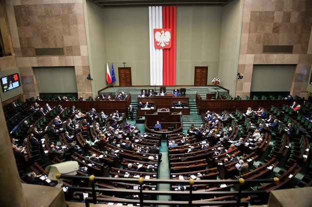 Posłowie na sali obrad Sejmu w Warszawie /Radek Pietruszka /PAP