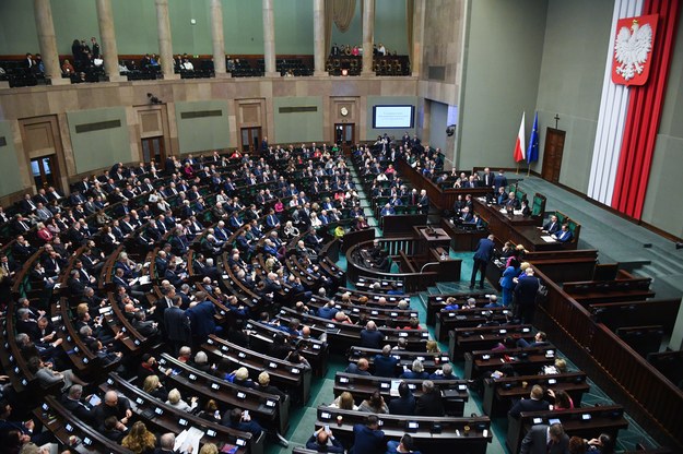 Posłowie na sali obrad Sejmu w Warszawie /Radek Pietruszka /PAP