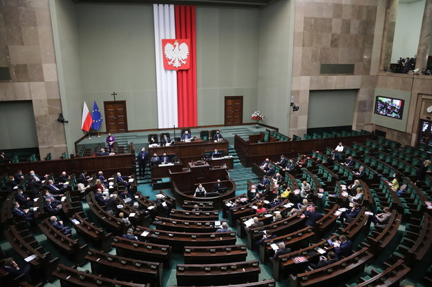 Posłowie na sali obrad Sejmu /Wojciech Olkuśnik /PAP