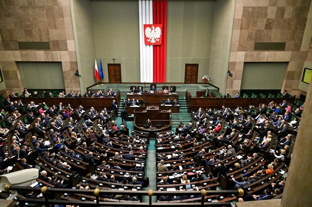 Posłowie na sali obrad Sejmu /Radek Pietruszka /PAP