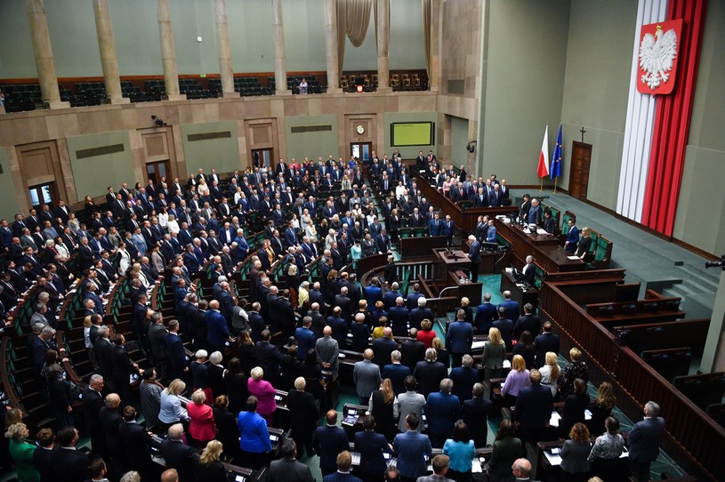 Posłowie na sali plenarnej podczas czwartkowego posiedzenia Sejmu /Radek Pietruszka /PAP