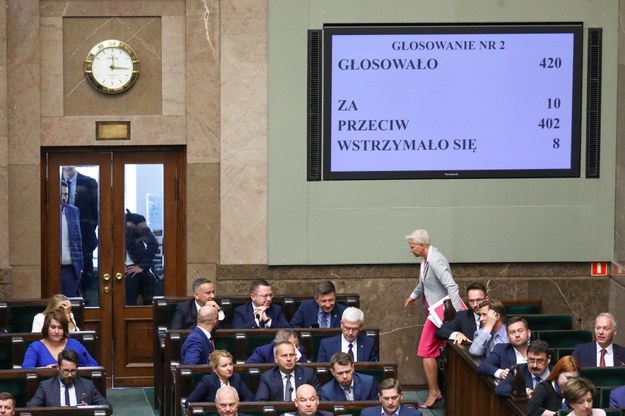Posłowie na sali plenarnej podczas posiedzenia Sejmu /Tomasz Gzell /PAP/EPA
