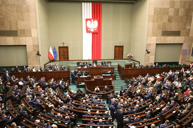 Posłowie na sali plenarnej Sejmu w Warszawie. /Albert Zawada /PAP