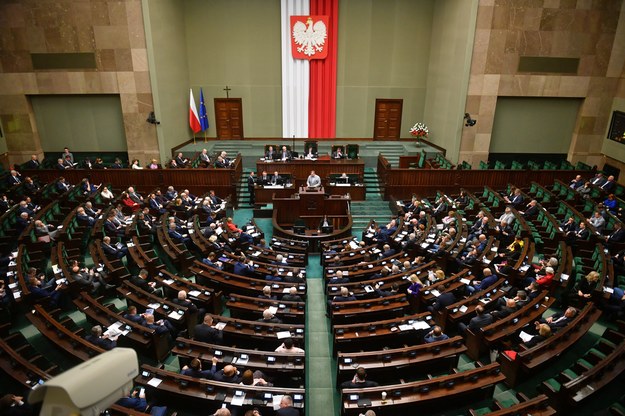 Posłowie na sali plenarnej Sejmu w Warszawie /Radek Pietruszka /PAP