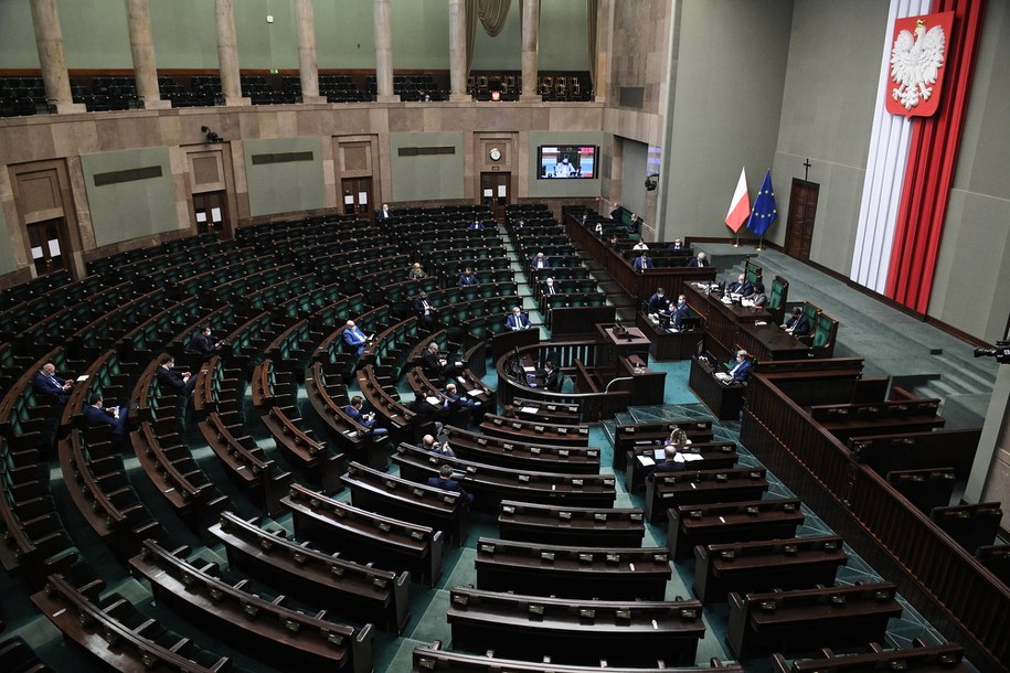 Posłowie na sali plenarnej Sejmu / 	Radek Pietruszka   /PAP