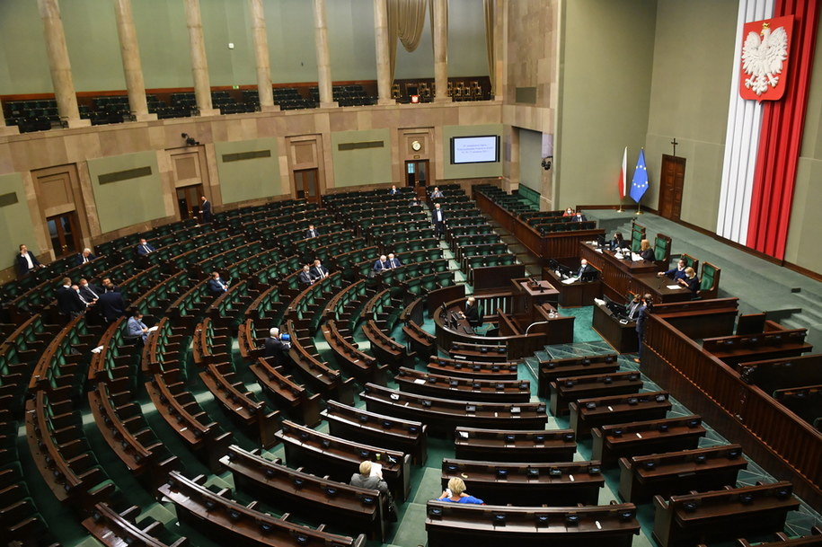 Posłowie na sali plenarnej Sejmu /Radek Pietruszka /PAP